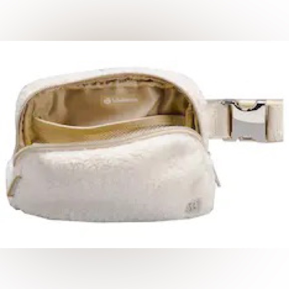 Brand New Sold Our Lululemon Everywhere Belt Bag 1L
Fleece Ivory - Picture 5 of 12